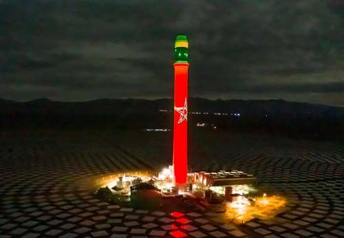 برج نور ورزازات بألوان المغرب احتفالاً بانتصار أسود الأطلس